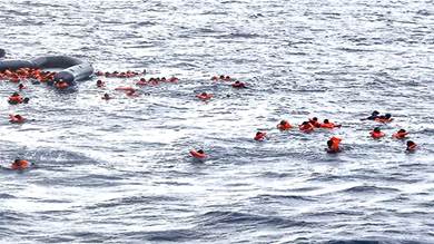 وفاة 4 أشخاص وإنقاذ 21 بعد غرق قارب مهاجرين قبالة السواحل التونسية